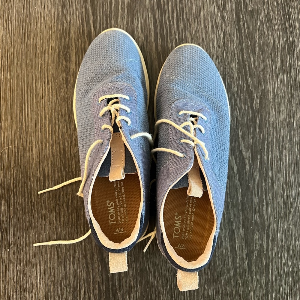 Woman’s Tom’s Sneakers